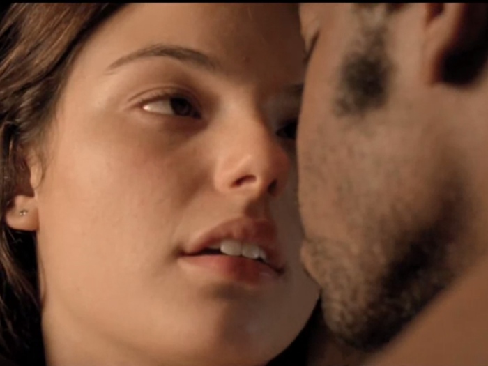 Ísis Valverde aparece sensual em trailer de <i>Faroeste Caboclo</i>